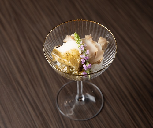 賀天日本料理店於日本各地嚴選高級海產炮製正宗日式料理。