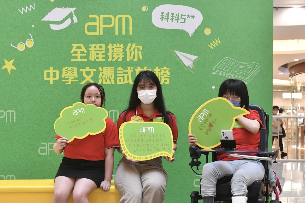 左起：視障義工周雅亭、泰籍學生陳嘉燕及腦麻痺學生梁家僖。陳極彰攝