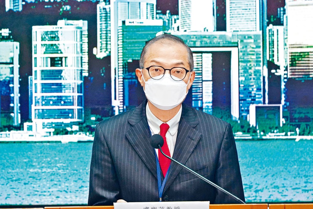 醫務衞生局局長盧寵茂,昨首次出席疫情記者會。