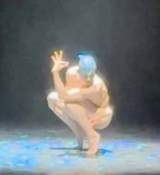 《孔雀》男舞者造型近乎裸露，展現出肌肉線條。