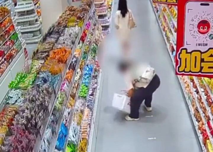 男童突然直接在大街侧的店内地板上排泄。微博