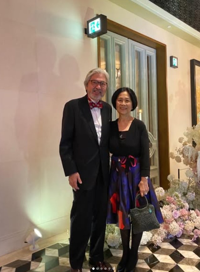 今次婚宴雲集政商演藝界名人,包括前財政司司長曾俊華夫婦、麥明詩與盛勁為、洪永城與梁諾妍等到場祝賀,場面盛大。 今次婚宴雲集政商演藝界名人,包括前財政司司長曾俊華夫婦、麥明詩與盛勁為、洪永城與梁諾妍等到場祝賀,場面盛大。