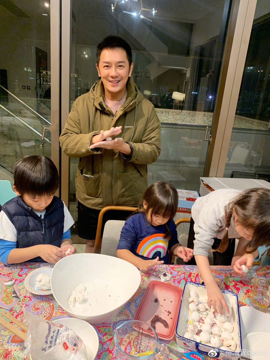 2008年后陈浩民事业重心转到内地，当时内地妻蒋丽莎与4名子女仍在香港居住。