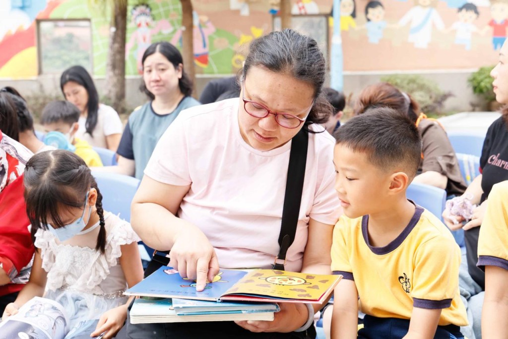 將無功課日連結世界閱讀日,親子共讀可說是難忘的時光。(圖片來源:受訪學校提供) 將無功課日連結世界閱讀日,親子共讀可說是難忘的時光。(圖片來源:受訪學校提供)