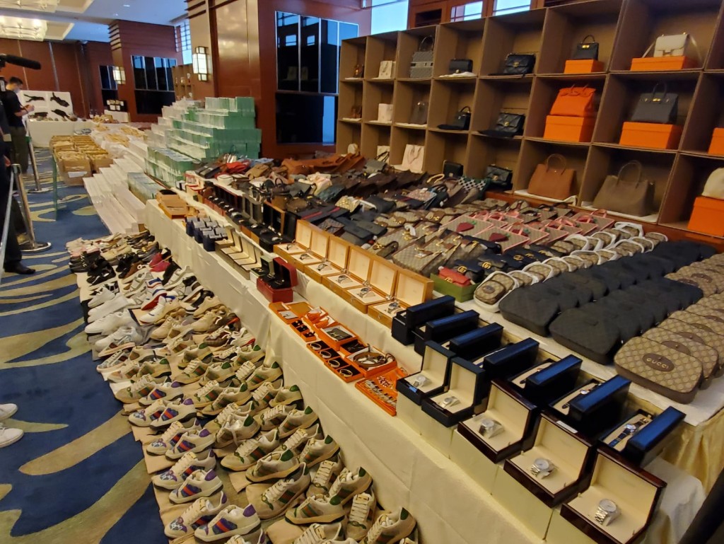 海關檢獲大批名貴衣服及鞋。