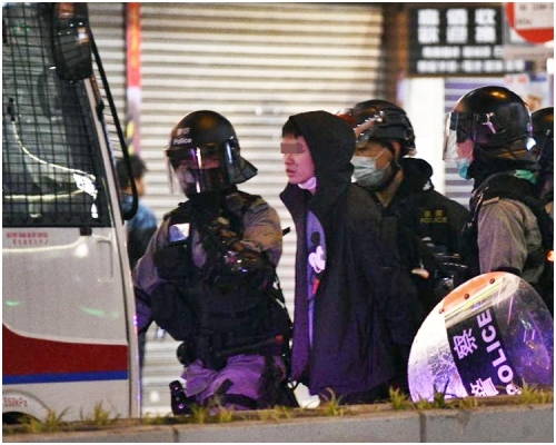 消息指,警方在行中拘捕約110人。