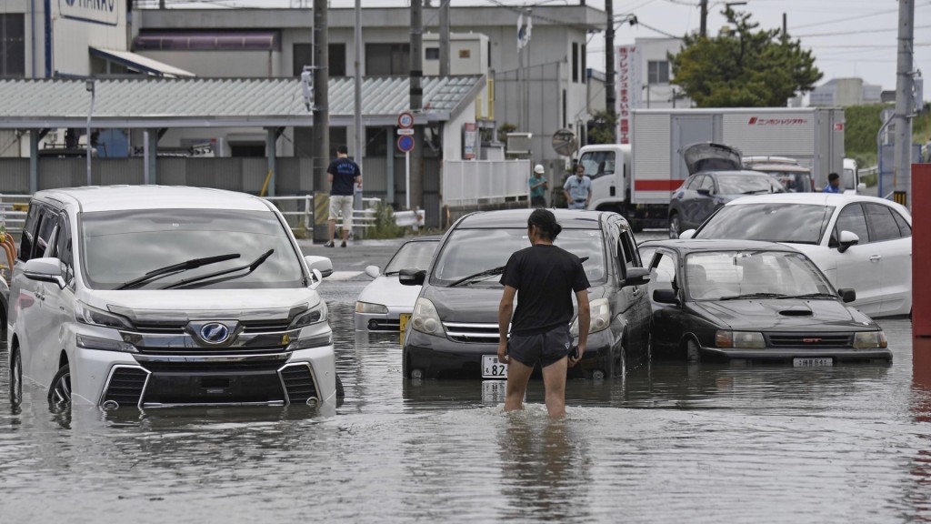 暴雨令愛知縣變成澤國，汽車被困在水中。 路透社