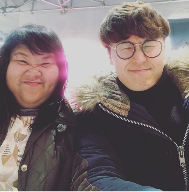 普特里因迷上韓綜《Running Man》而赴首爾大學學韓文，因此與Jun相識並墮愛河。