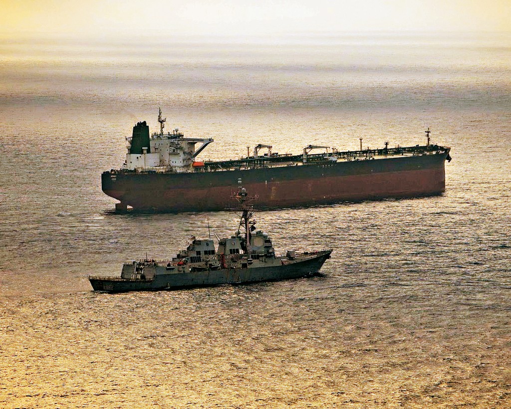 美軍指一艘貨輪企圖駛往伊朗港口，遭到執行封鎖任務的美軍導彈驅逐艦（前）攔截。