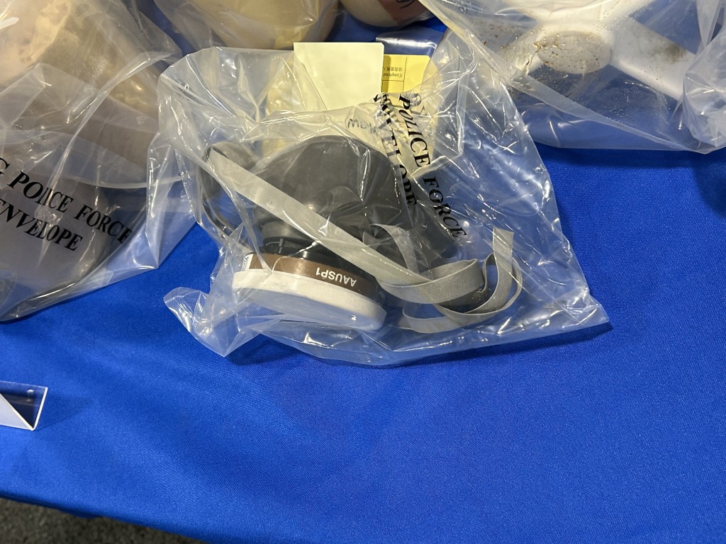 警方在單位內檢獲一批器具及設備,相信用作淨化及提煉懷疑依托咪酯粉末之用。曾志恒攝 警方在單位內檢獲一批器具及設備,相信用作淨化及提煉懷疑依托咪酯粉末之用。曾志恒攝