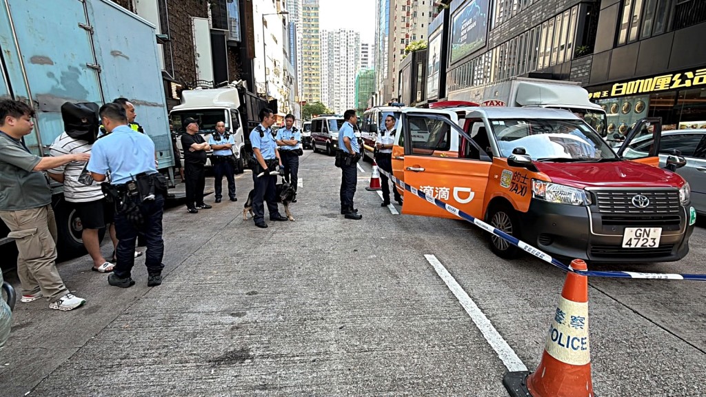 警員在洗衣街拘捕一名男子。劉漢權攝 警員在洗衣街拘捕一名男子。劉漢權攝
