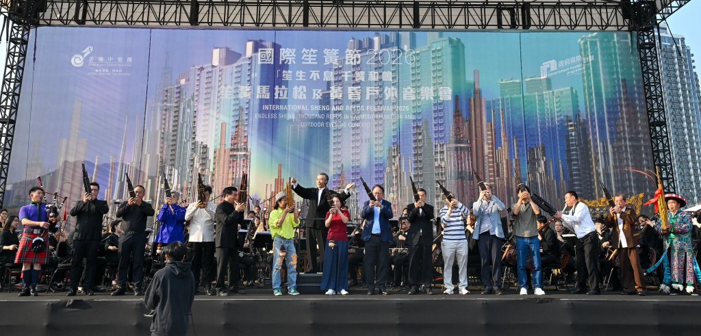 樂團演奏《千簧和鳴》。