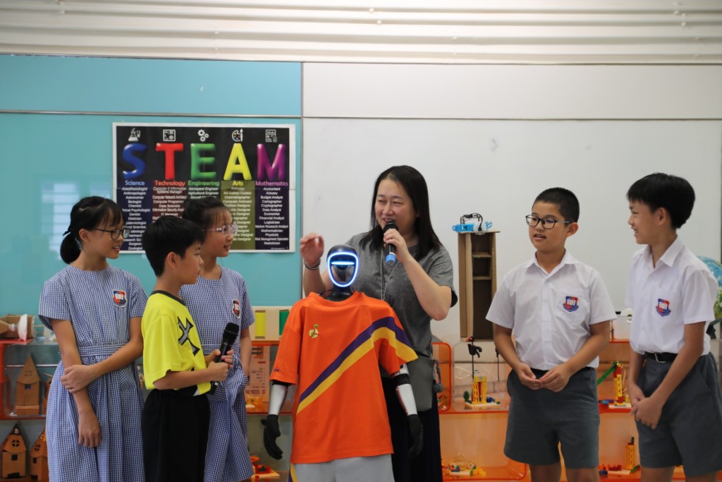 學校更安排了小六學生專場,並與學生進行英語問答互動。(圖片來源:浸信會沙田圍呂明才小學) 學校更安排了小六學生專場,並與學生進行英語問答互動。(圖片來源:浸信會沙田圍呂明才小學)