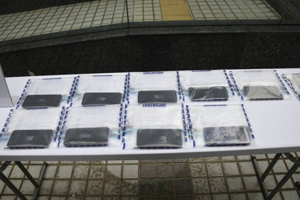 警方展示在被捕男子住所内檢獲共9部仿製手機。楊偉亨攝