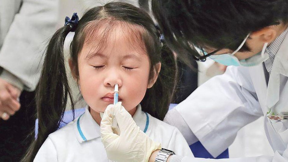 學校外展計劃於今年實施特別安排，幼稚園和幼兒中心可於同一或不同的外展活動自由選用注射式滅活和噴鼻式減活流感疫苗，以提升接種率。資料圖片