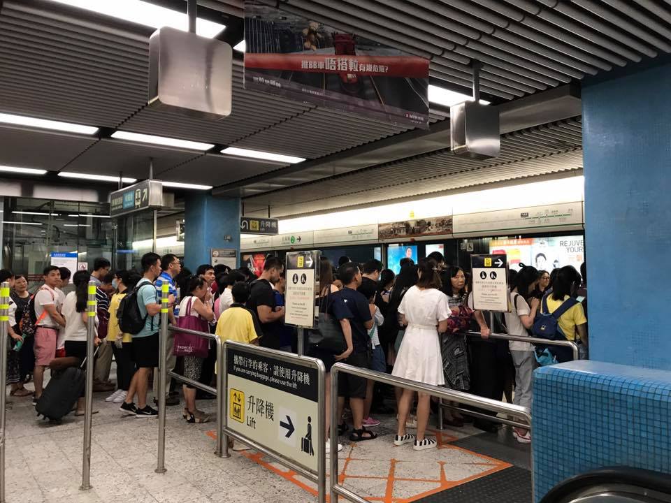 九龙塘站堆满乘客。网民Harry Lau图片