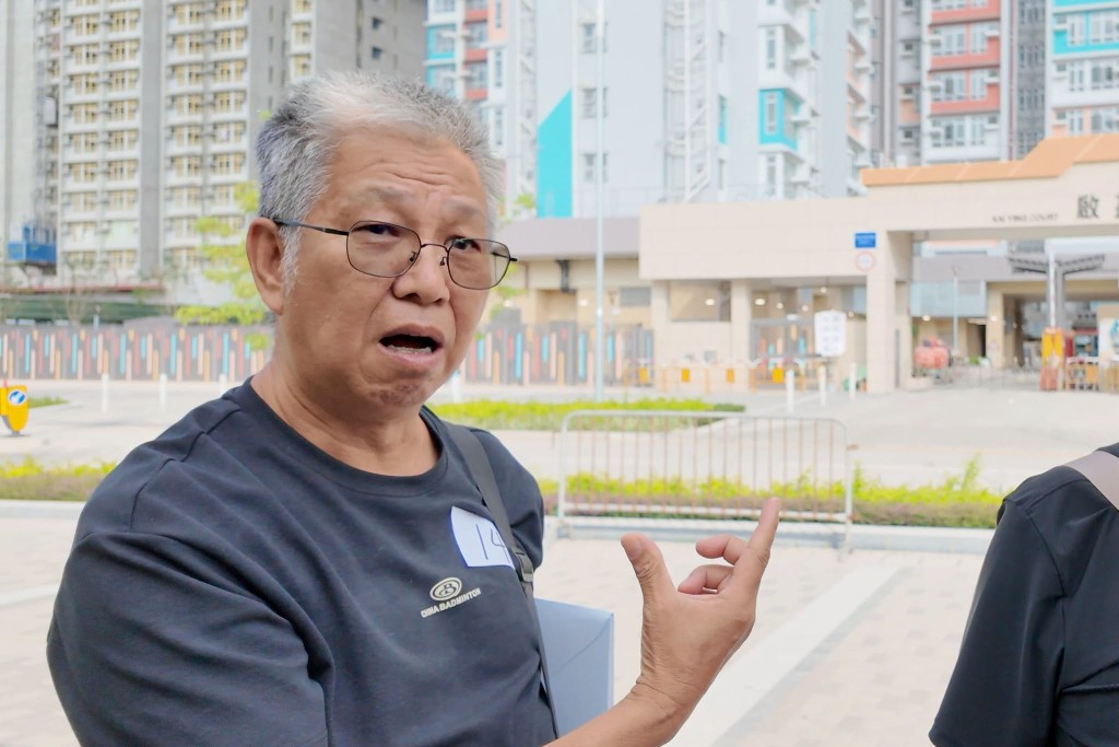 業主易先生坦言,自己單位有3個位都有破損,希望可以另置新居,及早改善生活。 業主易先生坦言,自己單位有3個位都有破損,希望可以另置新居,及早改善生活。