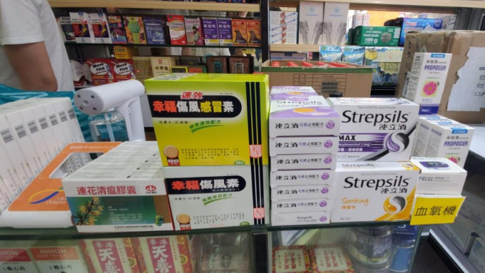 近日市面出现抢购药品现象，个别品牌止痛退烧、伤风止咳药物缺货。（资料图片）