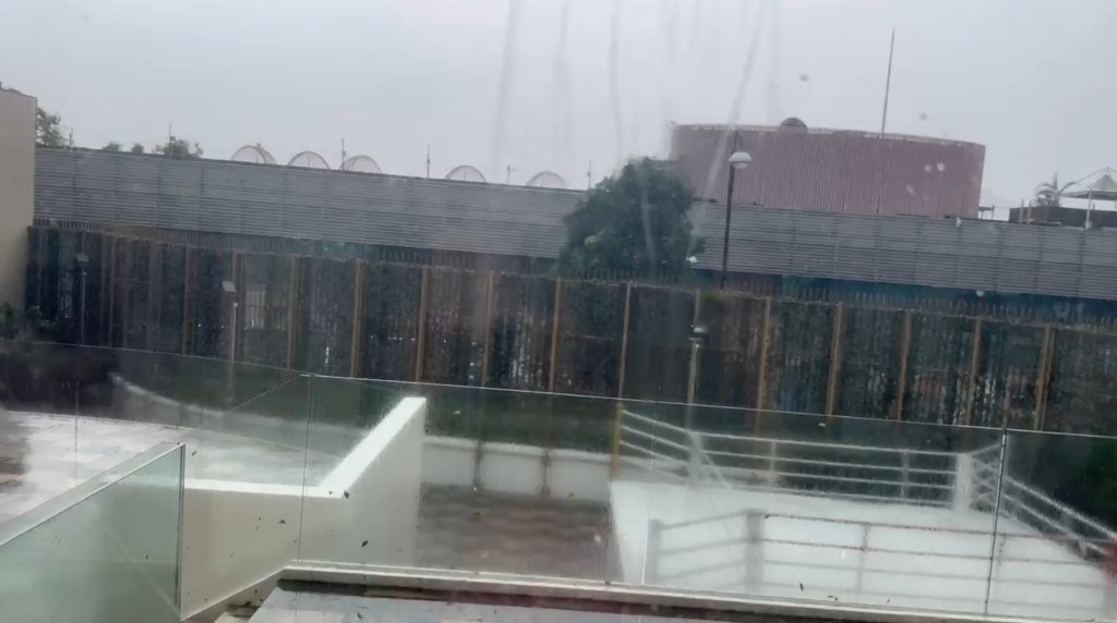 钟培生最初指该区雨势不大，室外的擂台也没有被浸没。