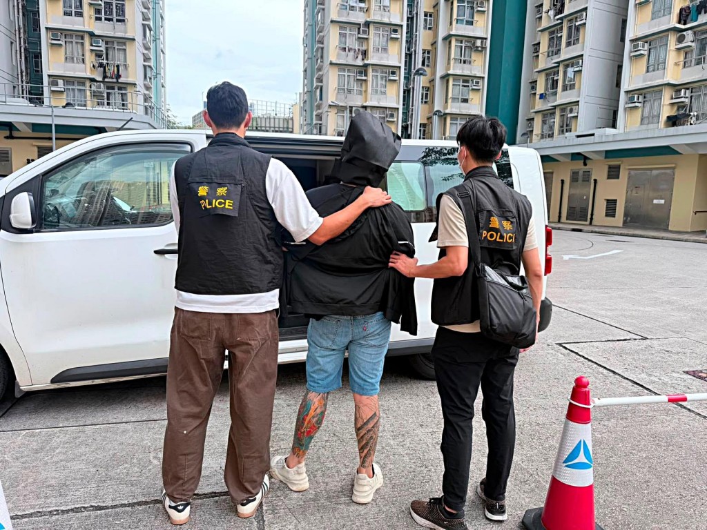 「青海」被捕帶走。警方提供 「青海」被捕帶走。警方提供