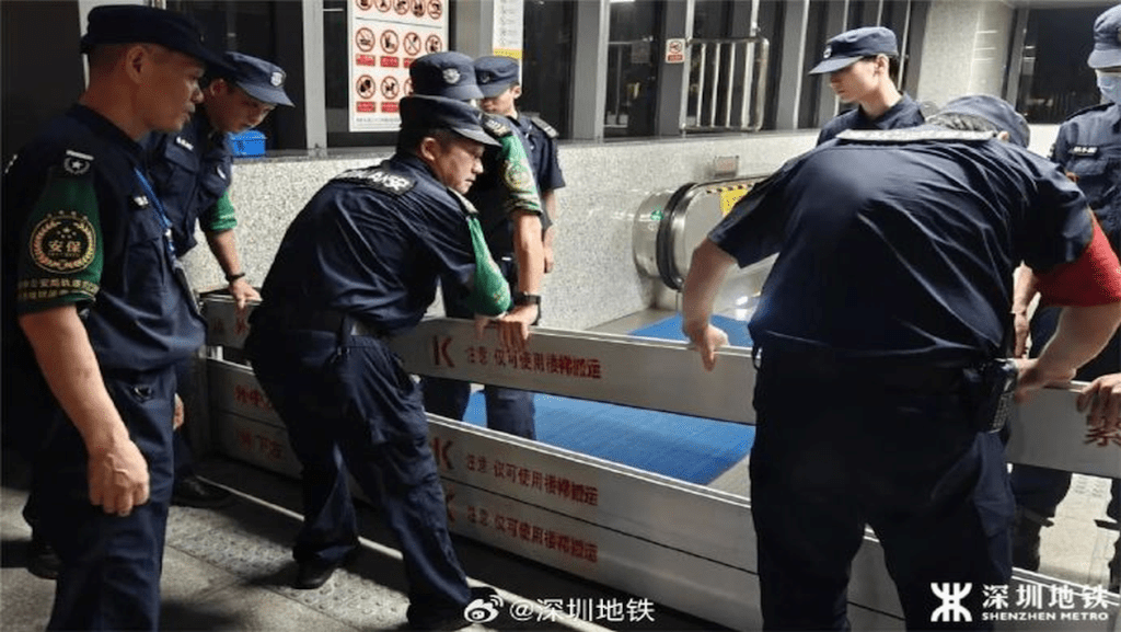 台风「苏拉」接近深圳，地铁工作人员正做好防雨防风措施。
