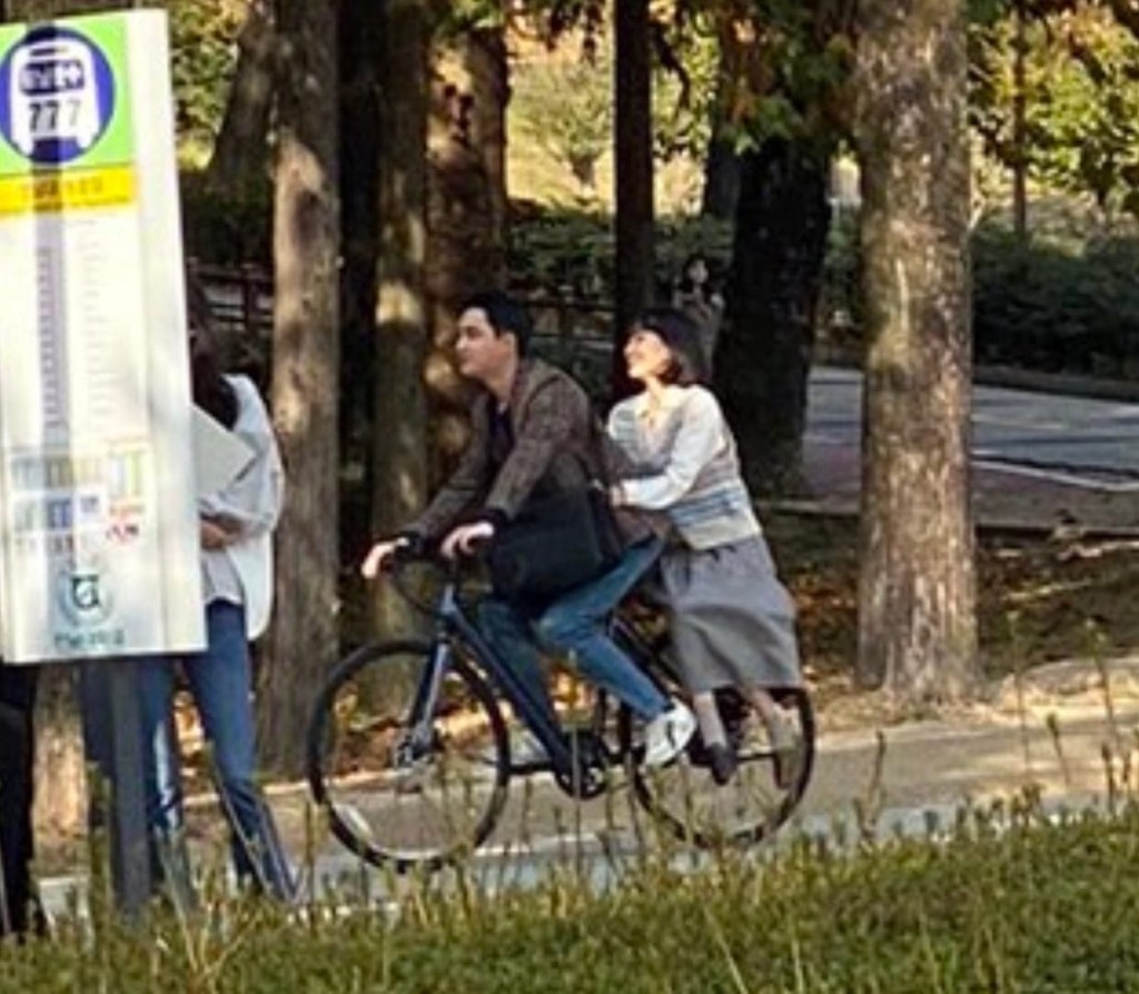 D.O.與元真兒早前在大學拍外景,被網民捕獲。