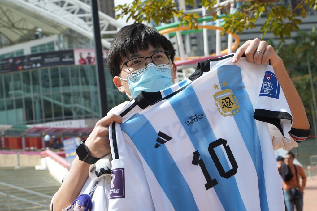 球迷展示美斯在阿根廷隊的球衣。劉駿軒攝