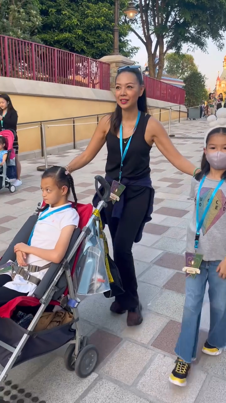 去年，鍾麗淇帶2名女兒到主題樂園玩。