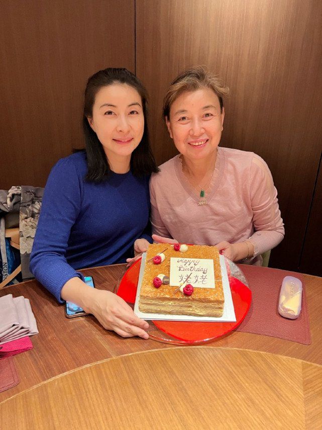 郭晶晶新年買衫不忘媽媽范玉梅，兩人上次合照已是2021年，當時是郭晶晶結婚紀念日，亦是郭媽媽生日。