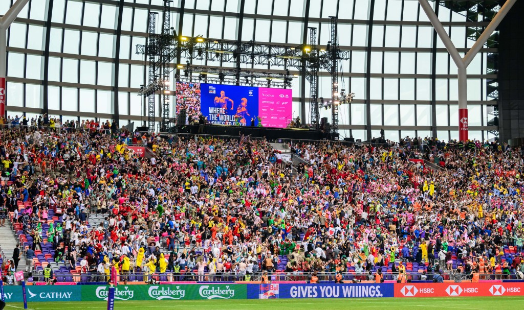 啟德主場館的可開合式天幕及偌大而透光的南看台設計，讓場館可靈活應對不同天氣狀況，並配合各類活動形式及觀眾人數，同時保持良好通風、開闊視野及觀眾舒適度。啟德體育園