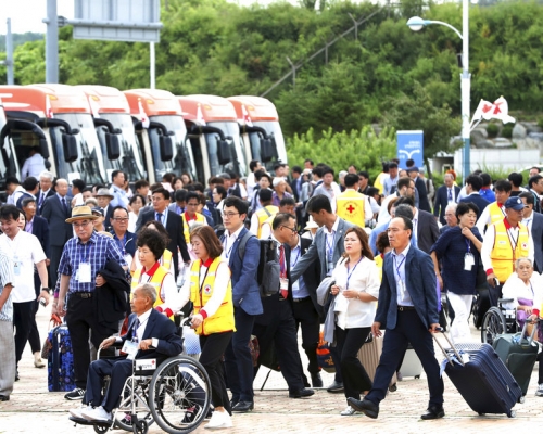 載著89名南韓離散家屬及代表團成員的旅遊巴前往北韓的金剛山與離散家人團聚。AP圖片