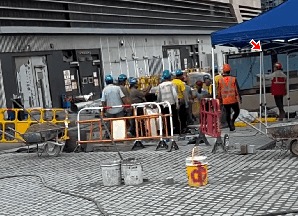 一名工頭大聲喝止：「大家停手」。fb：香港人