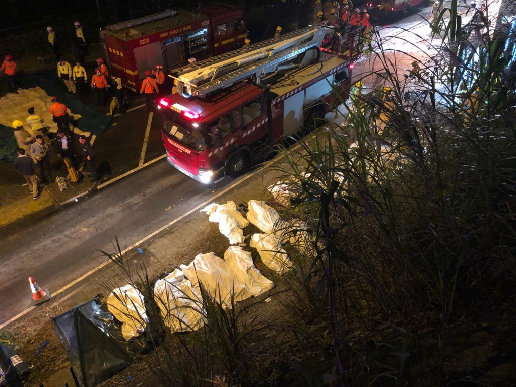 警方于现场设置临时停尸间。