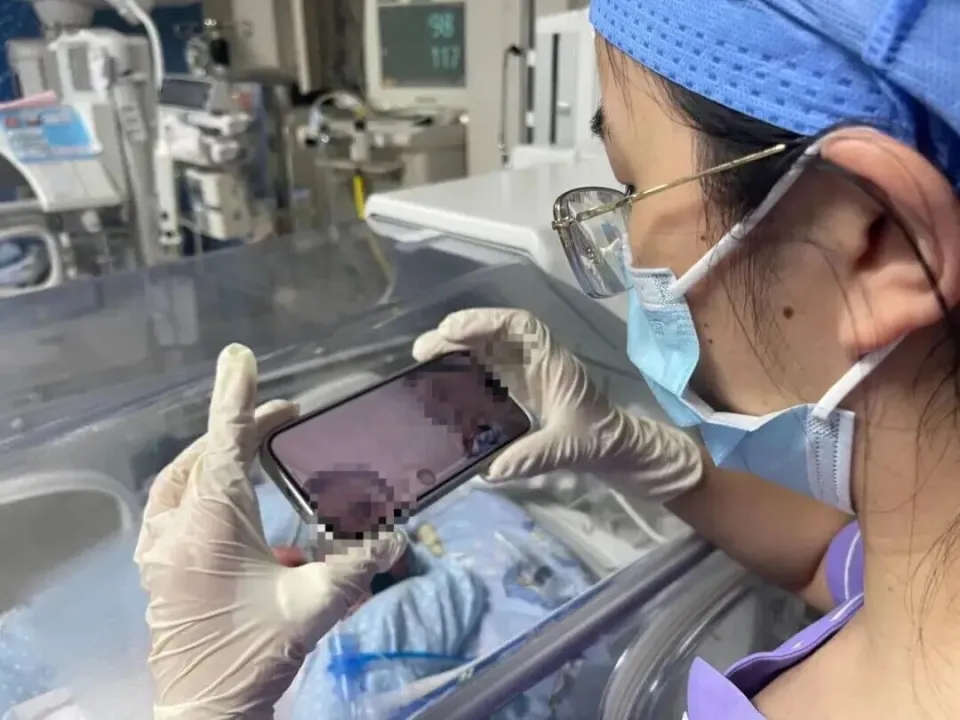 新疆的24歲產婦在武漢成功分娩五胞胎。 新疆的24歲產婦在武漢成功分娩五胞胎。