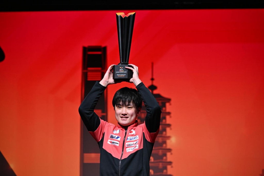 等了足足四年,張本智和終於捧起這個重手的總決賽冠軍獎盃。蘇正謙攝 等了足足四年,張本智和終於捧起這個重手的總決賽冠軍獎盃。蘇正謙攝