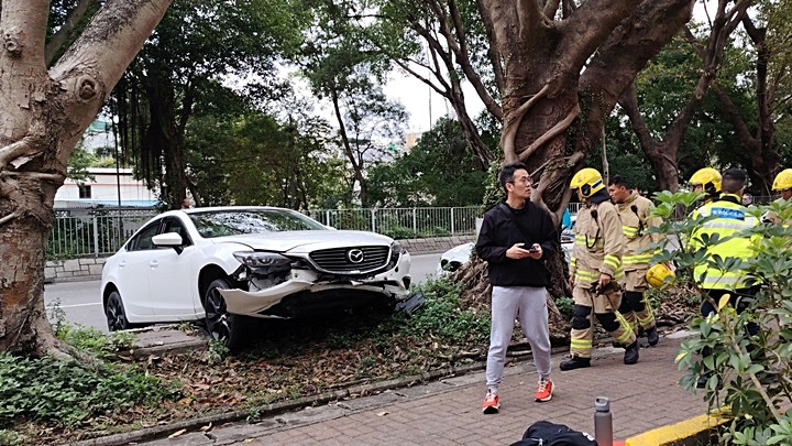 私家車剷上石壆。fb： 上水人大聯盟