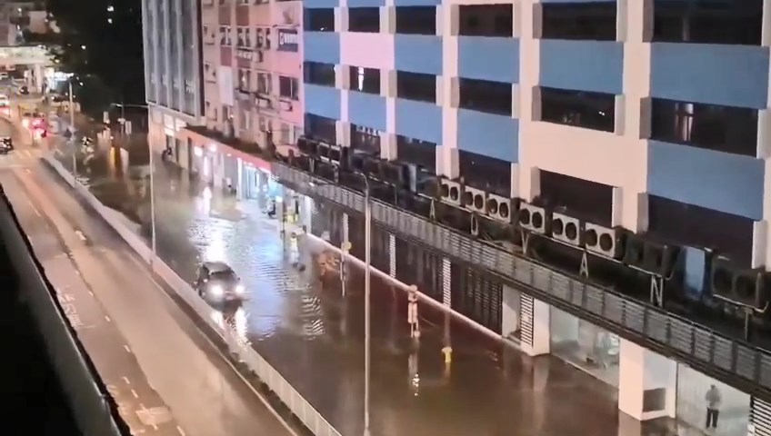 楊屋道發生鹹水管爆裂。網上片段截圖 楊屋道發生鹹水管爆裂。網上片段截圖