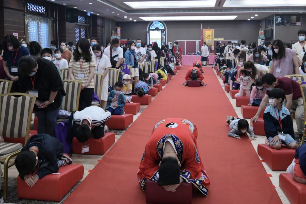 嗇色園舉辦黃大仙師上契結緣儀式。