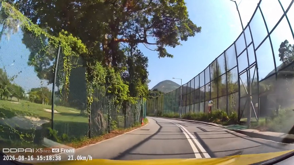 一輛掛有中港車牌的七人車於石澳道逆線行駛,幾乎與駛至的車輛迎頭相撞。fb「車camL」群組片段截圖 一輛掛有中港車牌的七人車於石澳道逆線行駛,幾乎與駛至的車輛迎頭相撞。fb「車camL」群組片段截圖