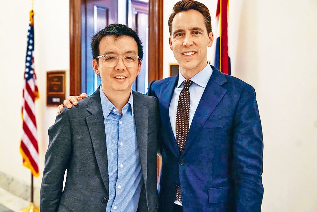 美籍港人朱牧民（左）被香港警方通缉。图为他与美国共和党籍联邦参议员霍利（右）合照。