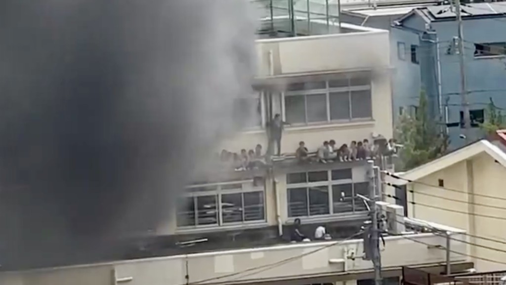 日本東京北區區立滝野川第三小學大火,學生驚險逃生。 X@JapanTank 日本東京北區區立滝野川第三小學大火,學生驚險逃生。 X@JapanTank