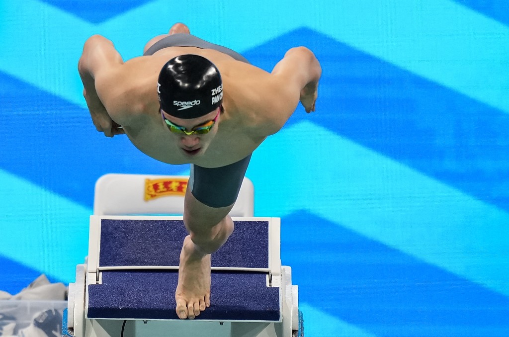 潘展樂一日雙決賽，終於如願獲得一塊金牌。新華社