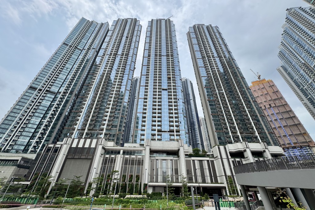 凱柏峰系列自現樓重推後迅速沽出717伙，銷售金額逾46.6億元；全盤累計售出1562伙，總銷售金額近118.7億元。