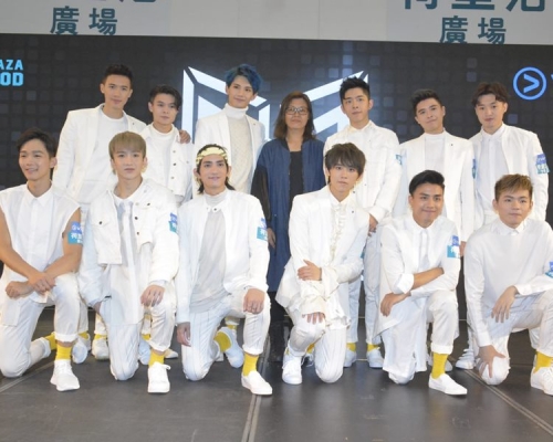 《全民造星》捧出12人男團MIRROR,花姐兼任經理人。