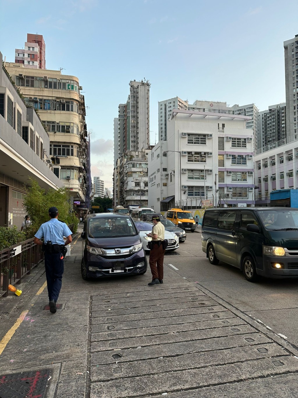 警方與食環署在油麻地新填地街、窩打老道、石龍街、文明里、眾坊街、上海街及果欄一帶進行聯合行動，打擊阻街及交通違例事項。警方提供