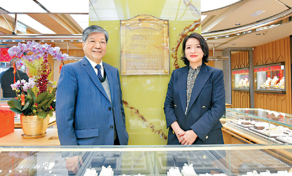 ■周嘉穎（右）指出，這3年周生生並未坐以待斃，反而變陣，拓展多個副品牌。旁為劉克斌。梁譽東攝
