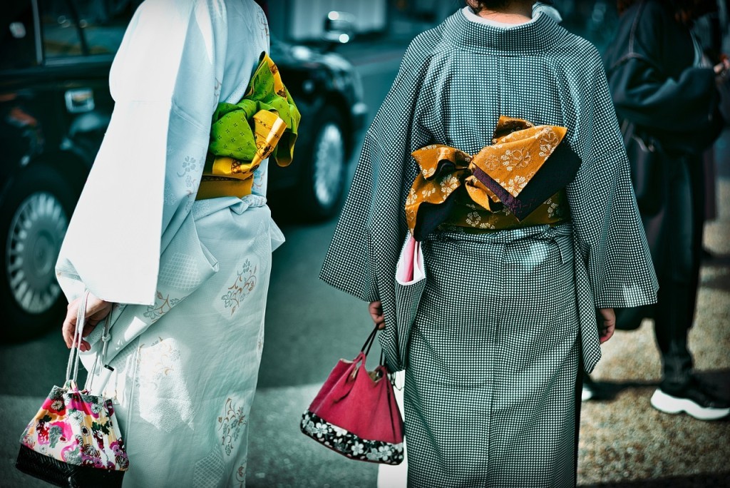 京都祇園近年經常有外國遊客追逐藝妓及舞妓並隨意拍照。