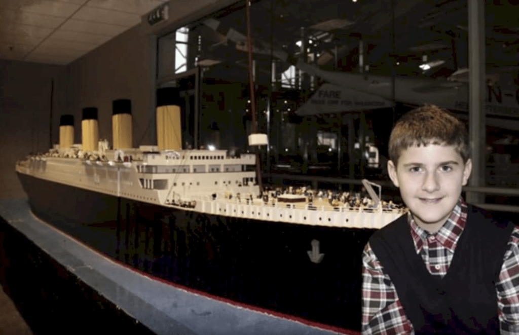 圖為鐵達尼號樂高模型，由5.6萬塊樂高積木組成，長7.92米、高1.52米，由小孩比基森(Brynjar Karl Bigisson)砌成。fb