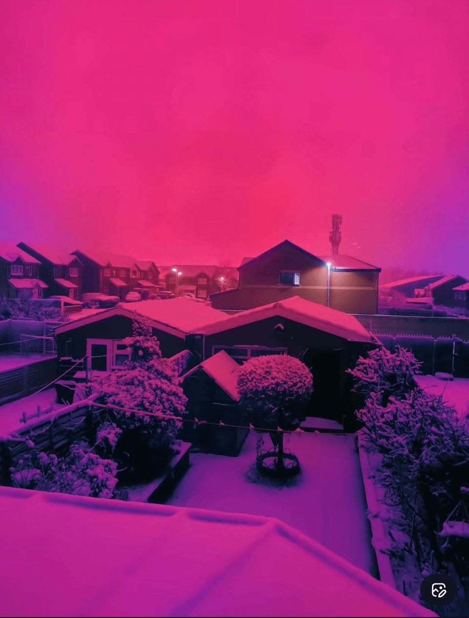 這場奇觀在社交媒體上引發熱烈討論，不少人猜測是罕見的壯麗落日，甚至是北極光奇蹟降臨，但真正答案竟與足球有關。X@FearedBuck