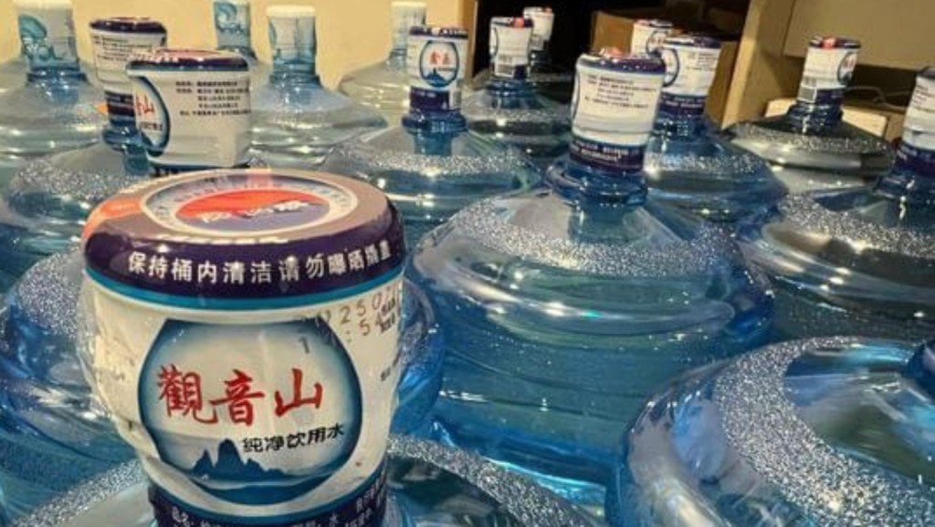 政府飲用水風波持續發酵多日,供應商「鑫鼎鑫」被揭發用冒牌水,政府終止相關合約。資料圖片 政府飲用水風波持續發酵多日,供應商「鑫鼎鑫」被揭發用冒牌水,政府終止相關合約。資料圖片